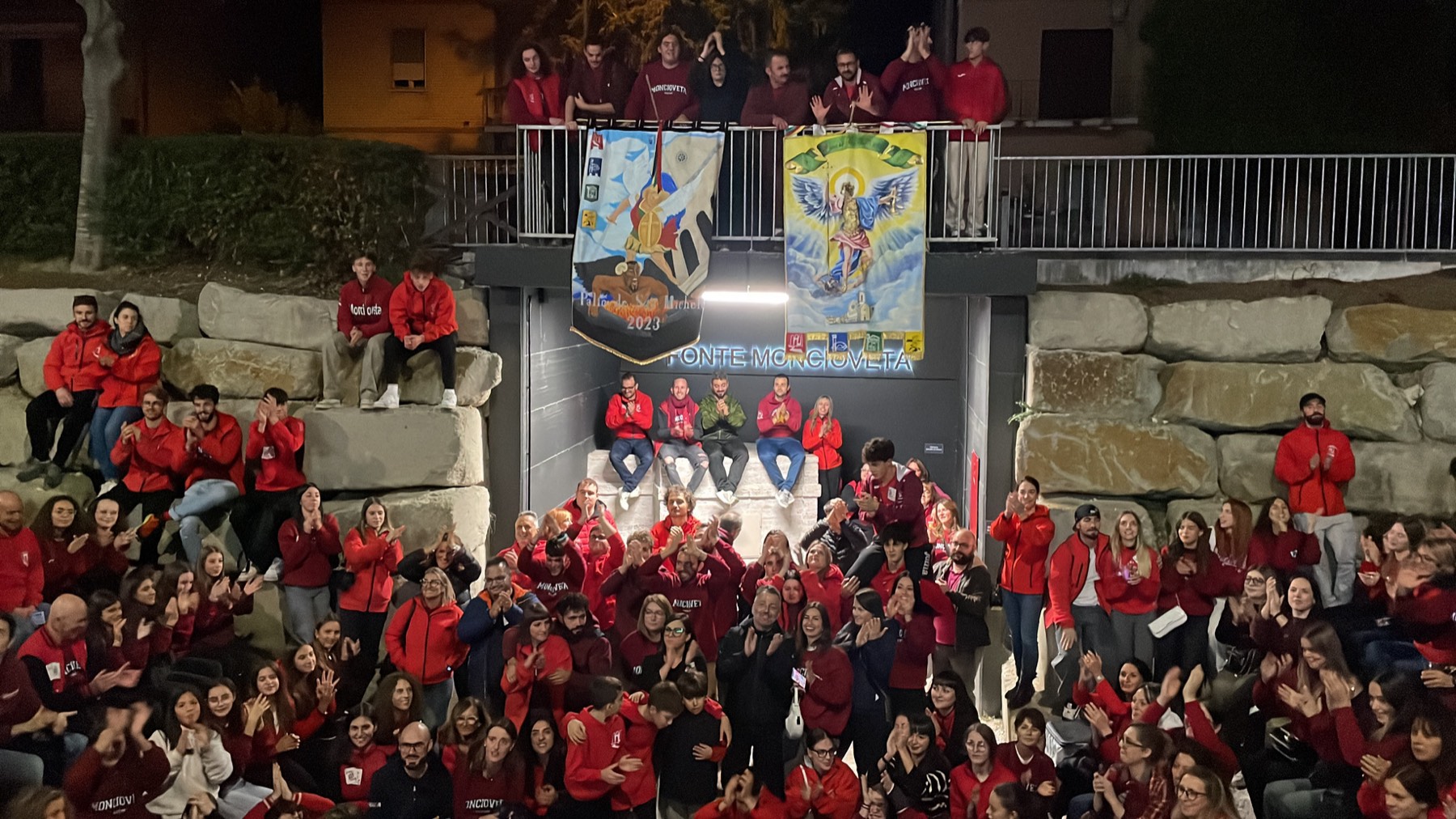 I rionali di Moncioveta riuniti alla Fonte con gli stendardi del Palio de San Michele
